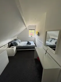 Pristine 2 bedroom apartment with off street parking - Image 3