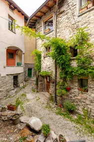 L'ora blu. In a small village on lake Como. - Image 3