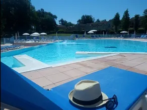 House with pool and lake - Image 2