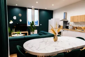 Large 4 bedroom family loft with private parking - Image 2
