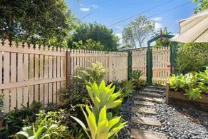 Beautiful 2 bedroom unit in prime location! - Image 3