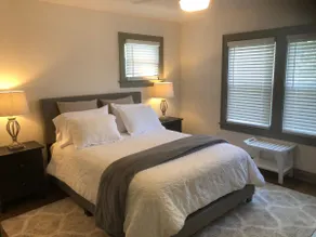 Stylish Grandview-Private Courtyard-Walkable - Image 2