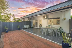City Living Modern Outdoordining Private Yard - Image 2