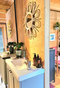 Fabulous en-suite cabin & spacious stylish house - Image 3