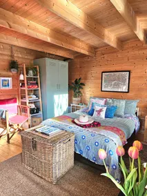 Fabulous en-suite cabin & spacious stylish house - Image 2