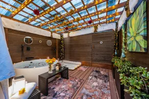 Luxury Romantic Spa Retreat Near Beach - Image 3