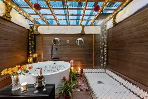 Luxury Romantic Spa Retreat Near Beach - Image 4