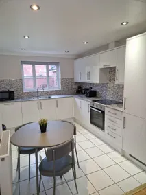 Hereford - Finch House - Modern 4 Bedroom House Located in South Hereford, Dog Friendly With Nearby Countryside, Pool Table, Sleeps up to 10 Guests - Hosted by RENTMYHOUSE - Image 2