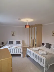 Hereford - Finch House - Modern 4 Bedroom House Located in South Hereford, Dog Friendly With Nearby Countryside, Pool Table, Sleeps up to 10 Guests - Hosted by RENTMYHOUSE - Image 4
