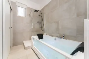 Suite avec baignoire Balnéo à 4min à pied du Vieux-Port - Image 2