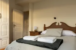 Spacious apartment with en-suite rooms - Image 4