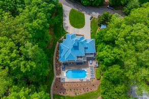 Private pool on the lake with 2 level boathouse - Image 4