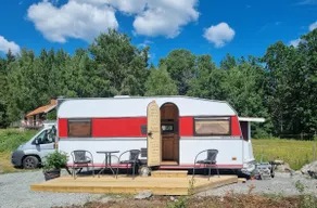 Cabin in rural setting - Image 5