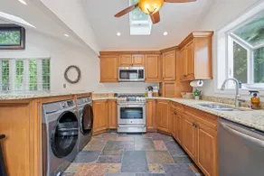 Birchwood Cottage| Hot Tub+Walk to Beach - Image 4