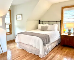 Charming Carriage House Loft, Steps from Downtown - Image 3