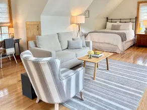 Charming Carriage House Loft, Steps from Downtown - Image 2