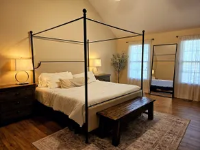 Luxe-Cozy | Master en Suite l Fenced Yard - Image 4