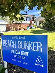 Beach Bunker: Retro Charm steps to Scotts Beach - Image 4