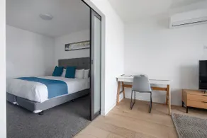 Deluxe One Bedroom Apartment + 1 carpark - Image 3