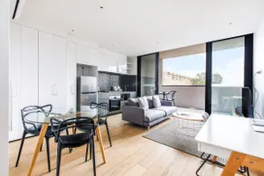 Deluxe One Bedroom Apartment + 1 carpark - Image 2