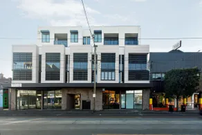 Deluxe One Bedroom Apartment + 1 carpark - Image 4