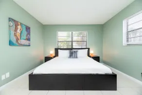 Chic Beach Apartment in Prime FLL Location 1BR/1BA - Image 3