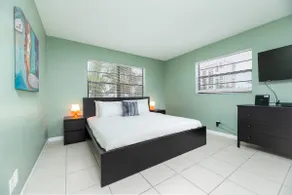 Chic Beach Apartment in Prime FLL Location 1BR/1BA - Image 2