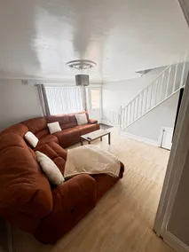 Cheerful Two Bed Home, Free Parking & Pool Table - Image 3