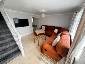 Cheerful Two Bed Home, Free Parking & Pool Table - Image 2