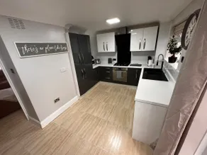 Cheerful Two Bed Home, Free Parking & Pool Table - Image 4