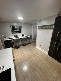 Cheerful Two Bed Home, Free Parking & Pool Table - Image 5