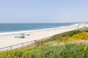 Airy Beach Apt! Less than 100 steps from the water - Image 2