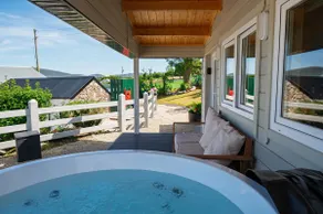 Rae's Cabin, Log Cabin with Hot Tub & Covered Deck, Carrigart - Image 3