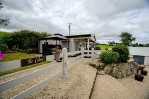 Rae's Cabin, Log Cabin with Hot Tub & Covered Deck, Carrigart - Image 2