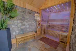 Rae's Cabin, Log Cabin with Hot Tub & Covered Deck, Carrigart - Image 5