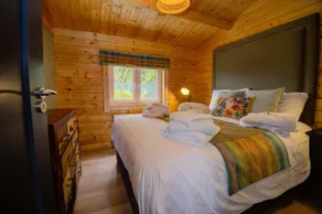 Rae's Cabin, Log Cabin with Hot Tub & Covered Deck, Carrigart - Image 4