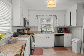 Cozy 2BR Near Furman & Downtown, Fenced Yard - Image 3