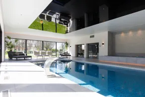 Luxury Cedar House, Private Garden & Pool House - Image 2