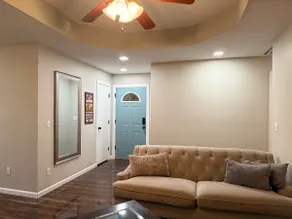 Cheerful 3 brm entire home w/free parking - Image 3