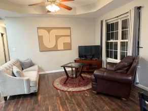 Cheerful 3 brm entire home w/free parking - Image 4