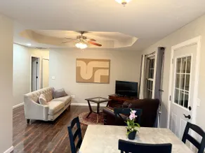 Cheerful 3 brm entire home w/free parking - Image 5