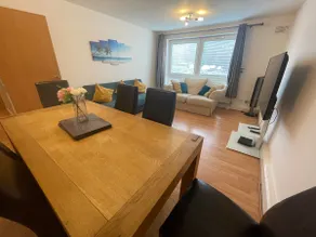 Spacious Apartment near Heathrow with Allocated Parking - Image 2