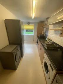 Spacious Apartment near Heathrow with Allocated Parking - Image 3