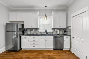 Strawberry Hill Stunner • Blue Velvet • Parking - Image 3