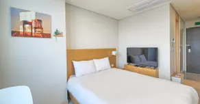 [Queen Bedroom Standard Long Stay Special Discount] Moonlight Stay Songdo's Charming Residence - Image 5