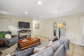Light and Bright 3 bedroom home walkable to everything in the historic district! - Image 2