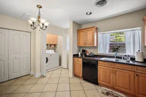 Light and Bright 3 bedroom home walkable to everything in the historic district! - Image 5