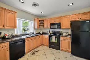 Light and Bright 3 bedroom home walkable to everything in the historic district! - Image 4