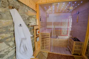 Ruby's Cottage – stone cottage, hot tub & sauna - Image 4