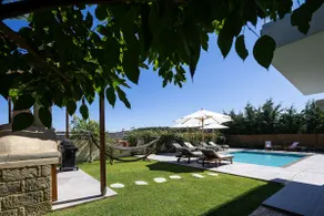 Perfect location, private pool, hot tub and gym! - Image 3
